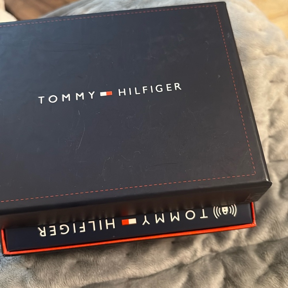 tommy hilfiger means wallet